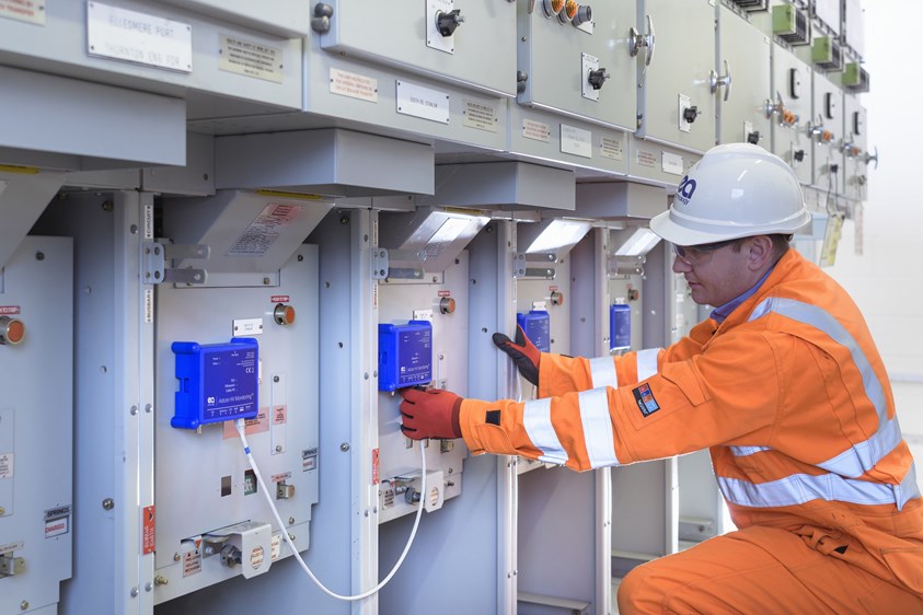 engineer doing online partial discharge monitoring